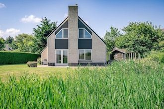 Sfeervolle villa met terras aan het water in De Koog