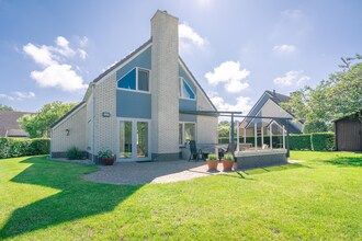 Sfeervolle villa nabij zee met fraaie tuin in De Koog