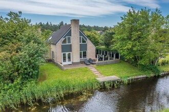 Sfeervolle villa met sauna aan het water in De Koog