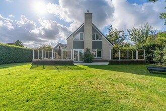 Sfeervolle villa met riante tuin aan het water in De Koog