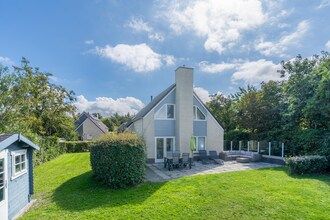 Sfeervolle villa met ruime tuin aan het water in De Koog