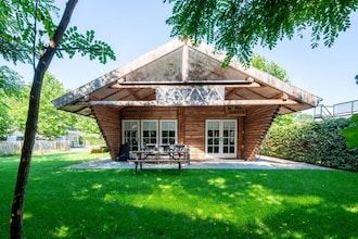 Ruim houten chalet met overdekt terras in Baarle-nassau