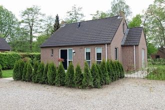 Lichte bungalow in rustige parkomgeving in Ewijk