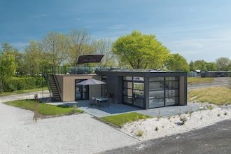 Villa aan het water met privédakterras in Workum