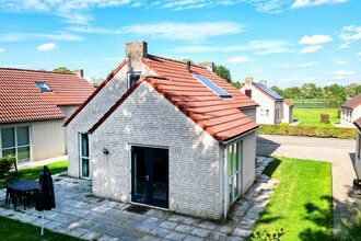 Vrijstaande bungalow aan water voor 4 in Ewijk