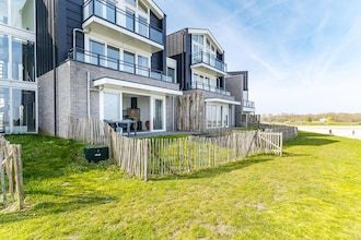 Verblijf aan de jachthaven met twee terrassen in Sint-Annaland