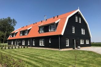 Grand Villa met Sauna & Jacuzzi in Den Burg