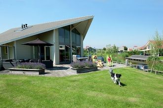 Villa aan het water in Nederland in Kortgene