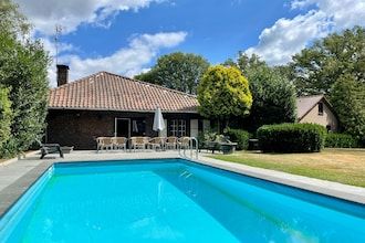 Boerderij in Sint Joost met Zwembad & BBQ in Sint Joost