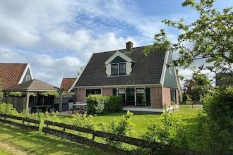 Moderne Nederlandse villa met terras in Hippolytushoef