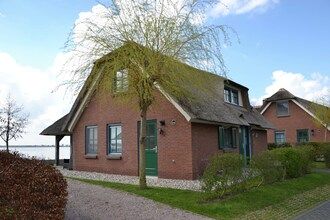 Villa aan het water met privé-aanlegsteiger in Wanneperveen