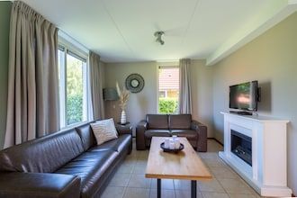 Vrijstaande vakantiewoning voor 8 personen met twee badkamers in Andijk