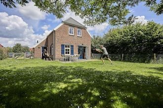 Boerderij in Limburg bij Maasplassen in Roggel