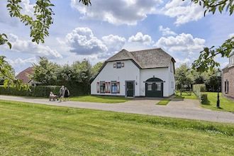 Boerderij in Limburg bij Maasplassen in Roggel