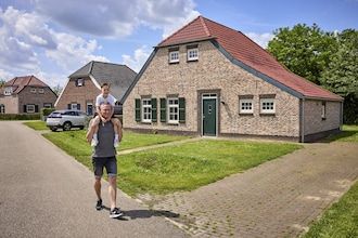 Boerderij in Limburg bij Subtropisch Zwembad in Roggel
