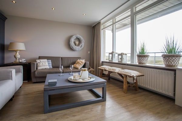 Woonkamer - Zee- en zonsondergangzicht appartement in Noordwijk aan Zee in Noordwijk aan Zee (2)