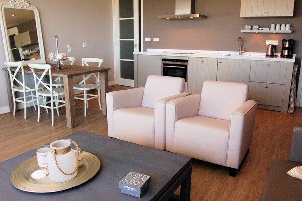 Eetkamer - Zee- en zonsondergangzicht appartement in Noordwijk aan Zee in Noordwijk aan Zee (3)