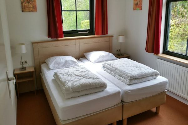 Slaapkamer - Groot groepsverblijf op het platteland in Bant (4)