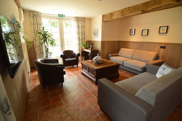 Woonkamer - Vakantiehuis in Haaren met terras in Haaren (2)