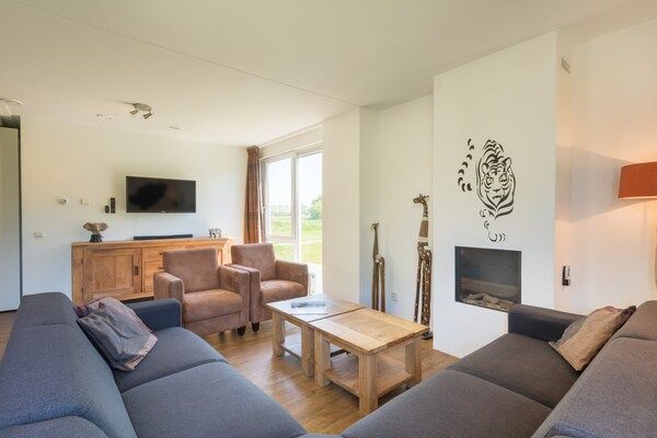 Woonkamer - Luxe villa met gedeeld zwembad in Paasloo (3)