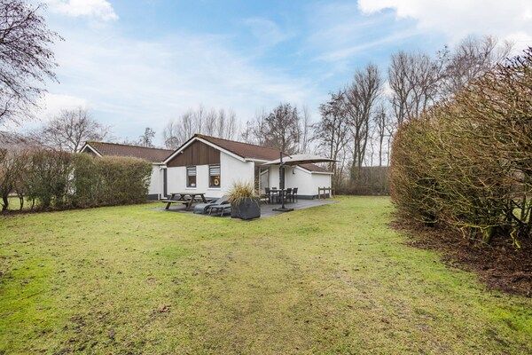 Buitenkant - Gezellige villa nabij de duinen in Hollum (1)