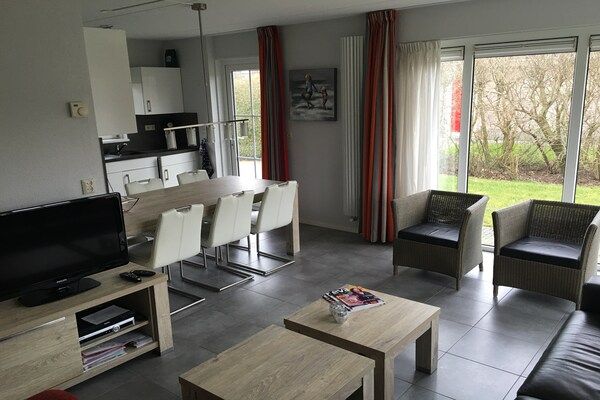 Woonkamer - Bungalow aan het water met eigen aanlegsteiger in Eernewoud (5)