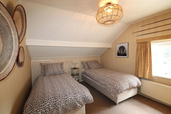 Slaapkamer - Villa in Ommen met privévijver in Rheezerveen (4)