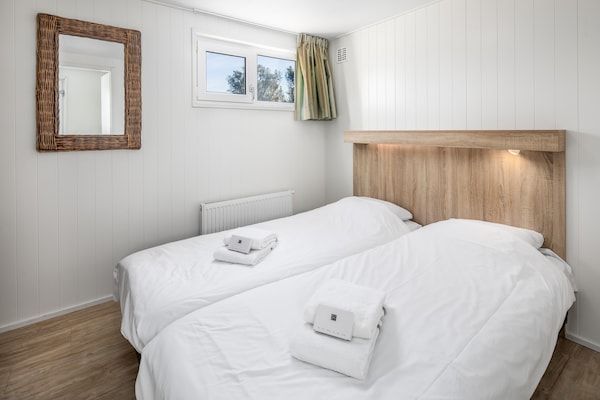 Slaapkamer - Strandhuis in Nederland met Uitzicht op Zee in Kamperland (4)