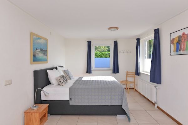 Slaapkamer - Bungalow bij Veerse Meer en Strand in Kamperland (3)