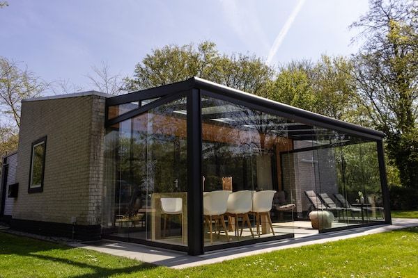 Buitenkant - Bungalow bij Veerse Meer met Privétuin in Kamperland (5)