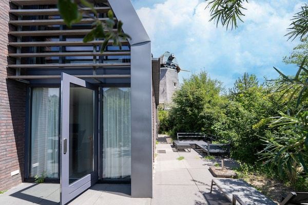 Onder de molen in Egmond aan den Hoef - Foto 1 van 31