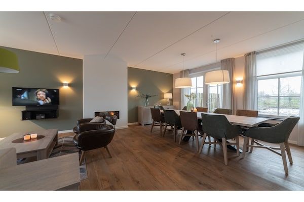 Woonkamer - Villa in Zeeland met Buitenjacuzzi in Colijnsplaat (5)