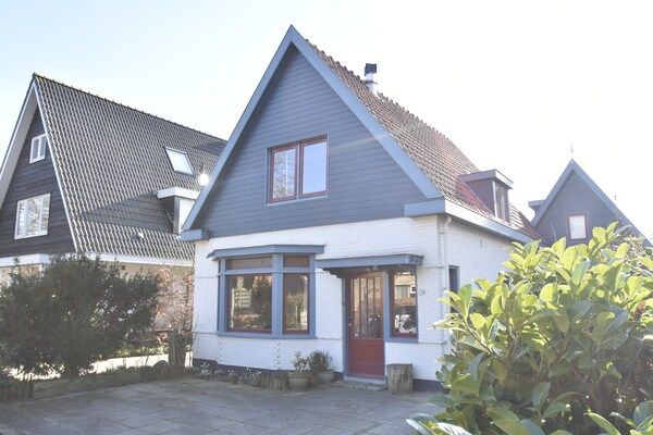 Buitenkant - Uniek gelegen gezinshuis in Bergen in Bergen (1)