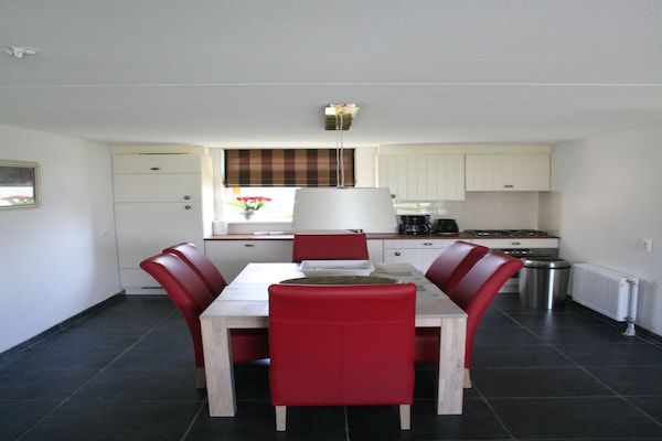 Keuken - Heerlijk vakantiehuis met ligplaats bij IJsselmeer in Medemblik (2)