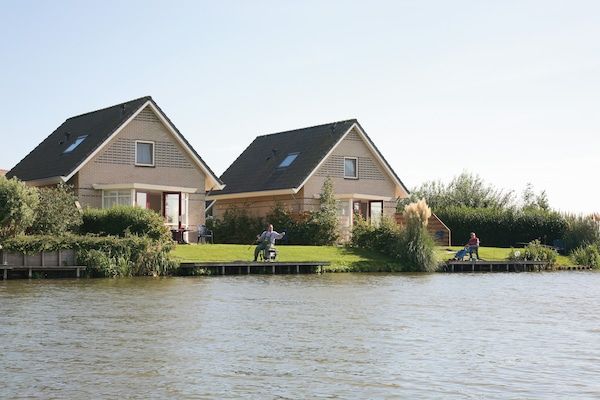 Buitenkant - Heerlijk vakantiehuis met ligplaats bij IJsselmeer in Medemblik (4)