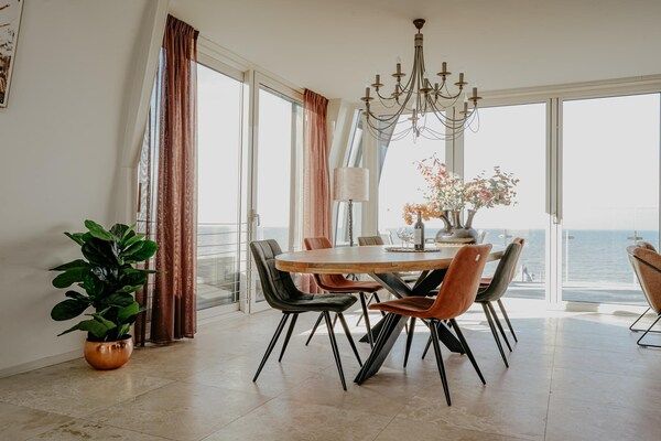 Eetkamer - Appartement in Egmond met Uitzicht op Zee in Egmond aan zee (2)