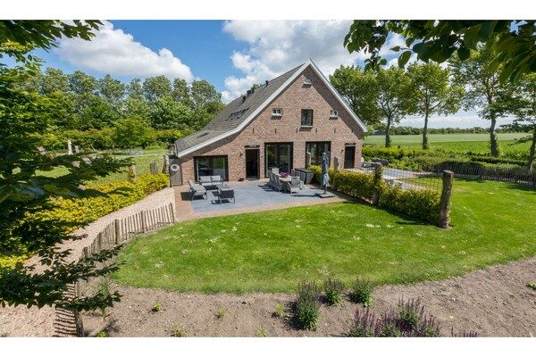 Buitenkant - Familiehuis bij Vrouwenpolder Strand in Vrouwenpolder (1)