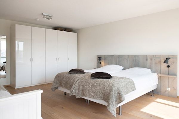 Slaapkamer - Modern appartement in Den Haag in Scheveningen (4)