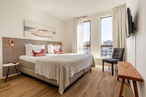 Slaapkamer - Stijlvol Verblijf Vlakbij Scheveningen in Scheveningen (4)