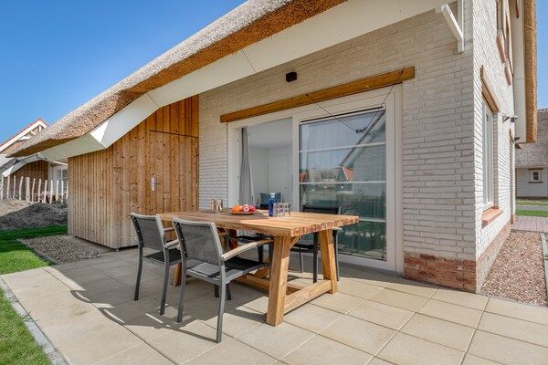 Terras - Villa vlakbij het strand met infraroodsauna in Nieuwvliet-Bad (1)