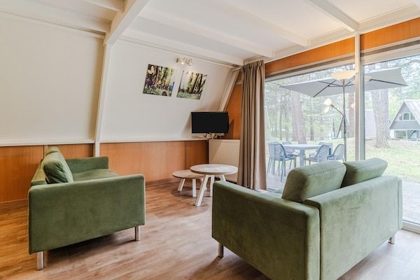 Woonkamer - Bungalow in Wolfsven bij Natuurgebied in Mierlo (2)