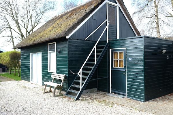 Aan de dwarsgracht in Giethoorn - Foto 1 van 40