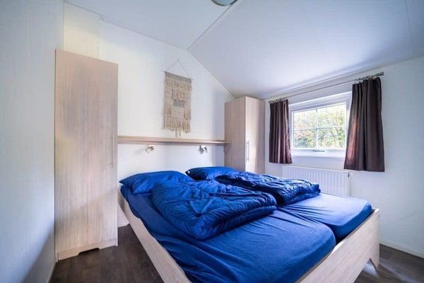 Badkamer - Chalet met afwasmachine, bij Park De Veluwe in Otterlo (3)