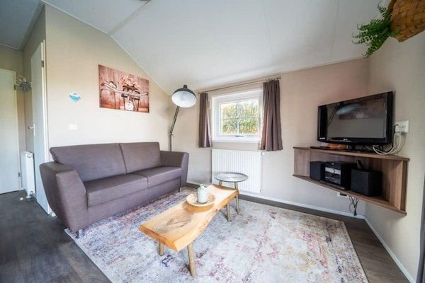 Woonkamer - Chalet met afwasmachine, bij Park De Veluwe in Otterlo (2)