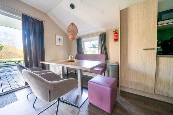 Eetkamer - Chalet met afwasmachine, bij Park De Veluwe in Otterlo (4)