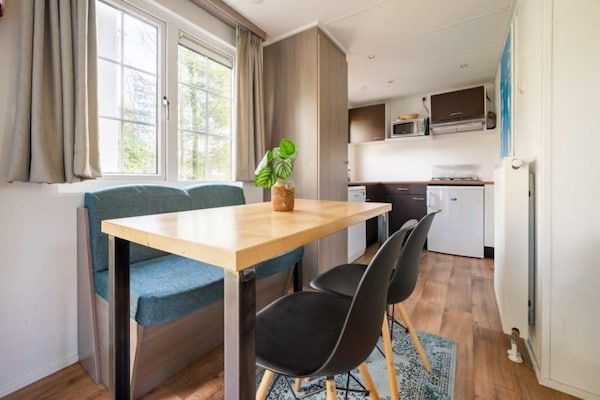 Eetkamer - Knusse mobilhome bij Park De Veluwe in Otterlo (4)