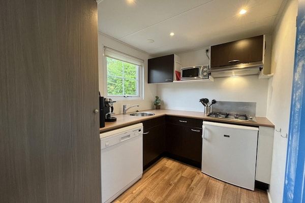 Keuken - Knusse mobilhome bij Park De Veluwe in Otterlo (5)