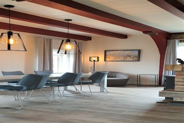 Woonkamer - Slapen in een rijksmonument, dat kan op Texel in Den Hoorn- Texel (4)