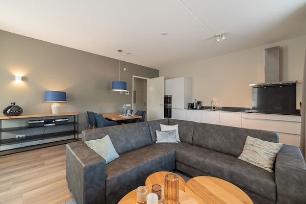 Woonkamer - Appartement in Colijnsplaat bij Meer en Sauna in Colijnsplaat (3)