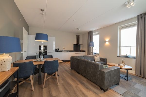 Woonkamer - Appartement in Colijnsplaat bij Meer en Sauna in Colijnsplaat (4)